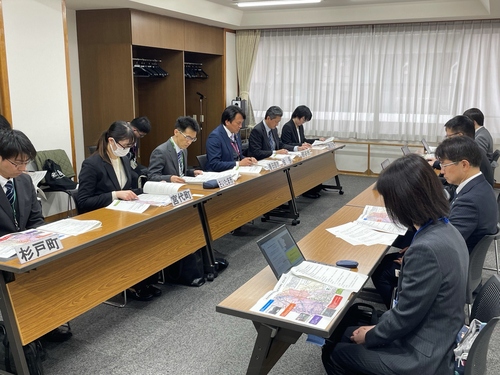 右手側に埼玉県が、左手側に東武伊勢崎線・野田線整備促進協議会の構成員が座り、要望を行っている様子