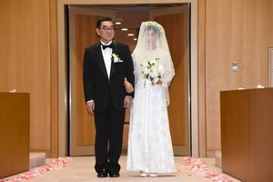 入場する新郎新婦