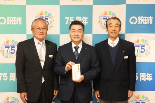 寄附を受けて記念撮影