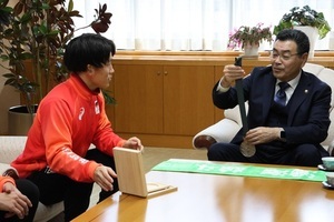 銀メダルを手にする市長