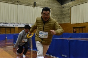 バトンを受けて走る市長