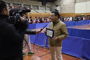 インタビューを受ける市長