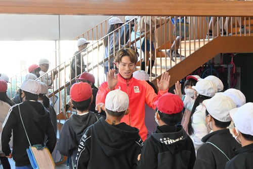 （みずき小）ハイタッチ