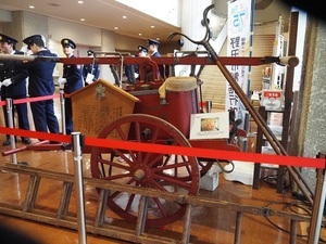 展示されている古い消防リアカー
