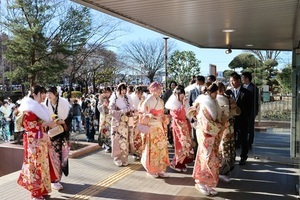 成人式会場に集まる新成人たち