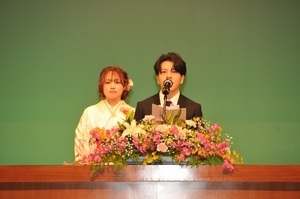 挨拶をする新成人