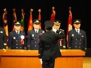 表彰を受ける消防関係者