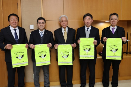 ランドセルカバーを持って全員で記念撮影