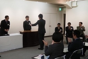 表彰を受ける先生