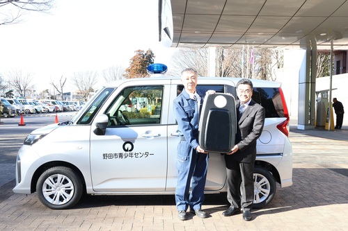 贈られたパトロールカーとともに記念撮影