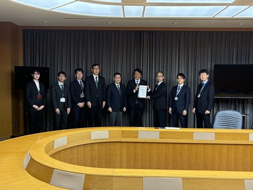 写真の右から3人目に映っている、田中泰史千葉県交通・規制緩和担当部長に要望書を提出している写真