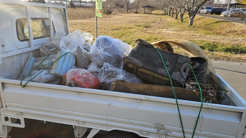トラックに積載したゴミ