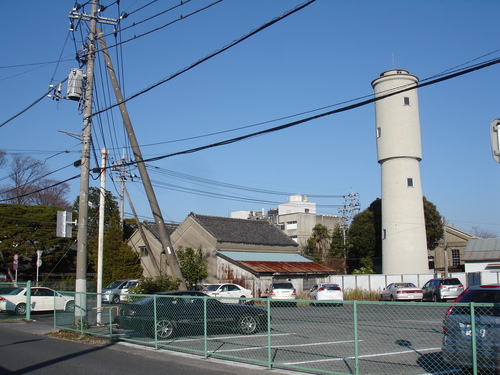 平成22（2010）年に　解体された県内最古の給水塔（写真右）