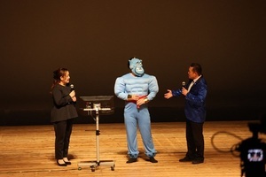 舞台でのパフォーマンス後のインタビュー