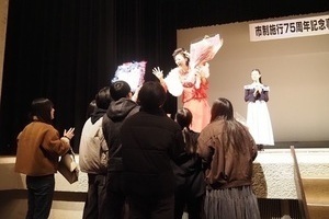 パフォーマンスを終え観客から花束をもらう出場者