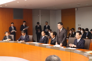 要旨を説明する市長