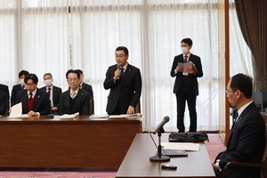 要旨の説明をする市長