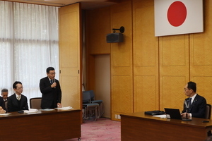 要旨を説明する市長