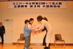 子どもたちからそれぞれ花束を贈呈