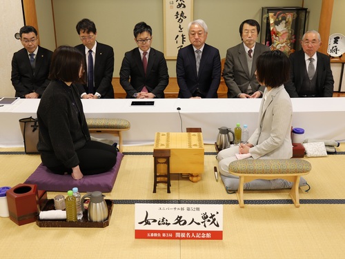 将棋盤を挟んで向き合う二人の棋士