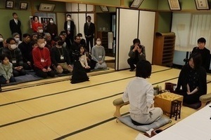 対局室の見学の様子