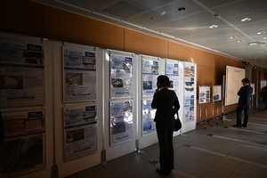 会場の外でのパネル展示