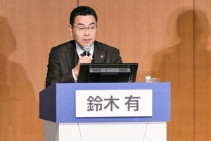 パネリストとして発言する市長