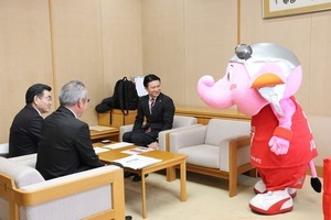 公式マスコットのジャンボくんも参加して歓談