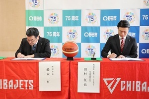 協定書にサインをする