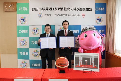 協定書を持って記念撮影