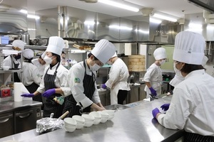 厨房で料理をする高校生たち
