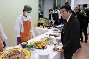 料理を迷う市長