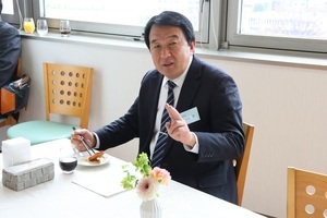 おいしそうに食べる野田市教育長