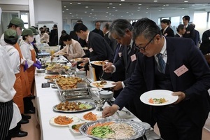 ビュッフェに並ぶ来客の皆さん