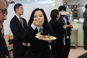 おいしそうにほおばる招待者
