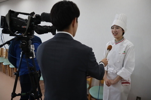 取材を受ける学生