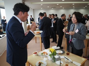 料理を楽しむ招待者
