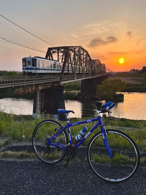 「鉄橋と電車と夕陽」/@mizuiro_komorebi506