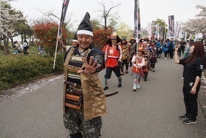 見栄を切る歌舞伎役者の市川九團次さん