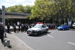 出発するパトカー