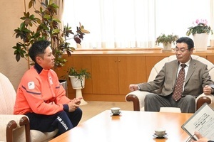 懇談する市長と小須田選手