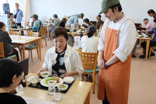 接客をする生徒