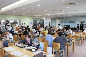 賑わうレストラン