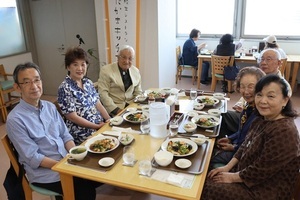 食事を楽しむお客様