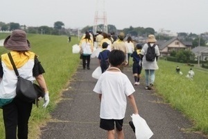 ゴミを拾う市民