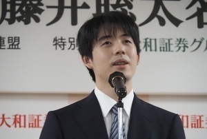 挨拶をする藤井名人