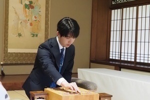 市民会館の将棋盤の前にて