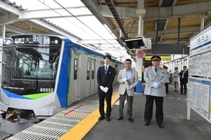 東武野田線野田市駅にて車両と記念写真