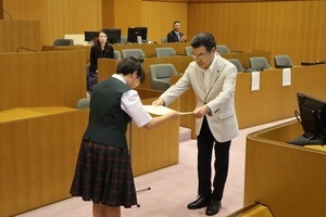 表彰され市長から賞状を受け取る