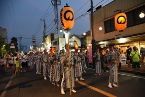 踊りパレードのちょうちん持ち
